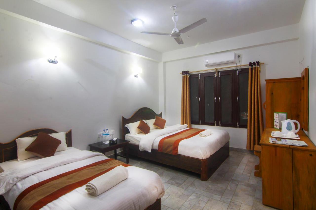 Hotel Chitwan Park Village ソーラハ エクステリア 写真