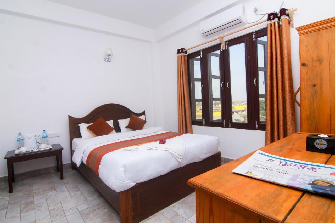 Hotel Chitwan Park Village ソーラハ エクステリア 写真