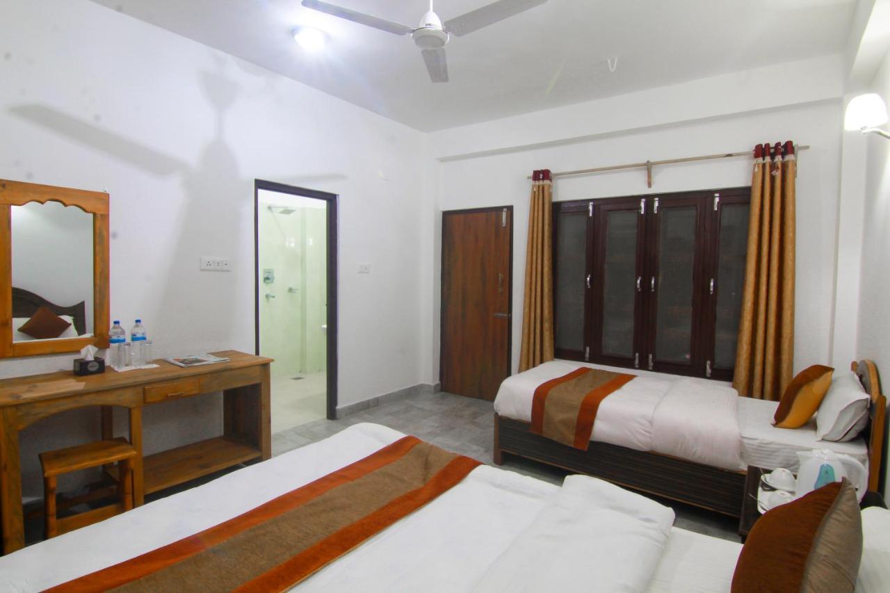 Hotel Chitwan Park Village ソーラハ エクステリア 写真