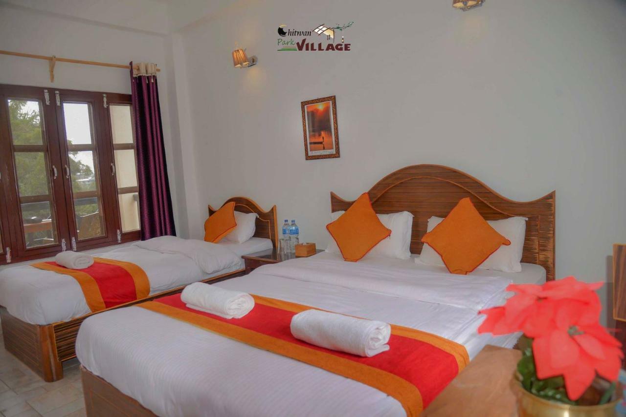 Hotel Chitwan Park Village ソーラハ エクステリア 写真