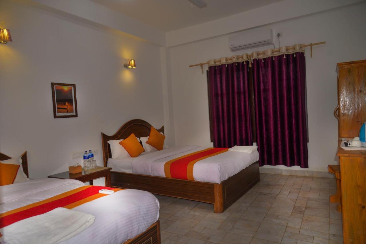Hotel Chitwan Park Village ソーラハ エクステリア 写真
