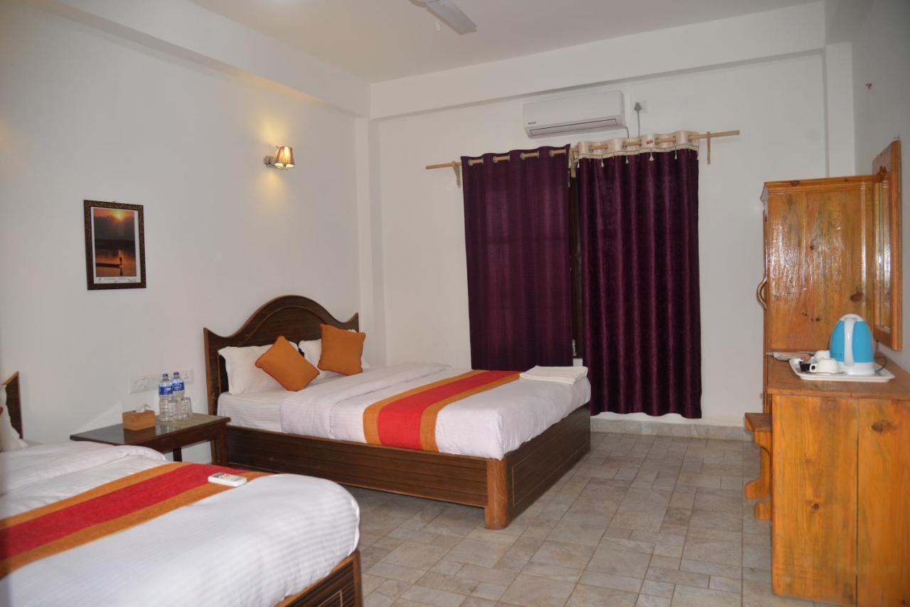 Hotel Chitwan Park Village ソーラハ エクステリア 写真